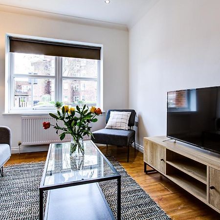 Stylish Two Bedroom Apartment With Free Parking! Romford Exterior foto