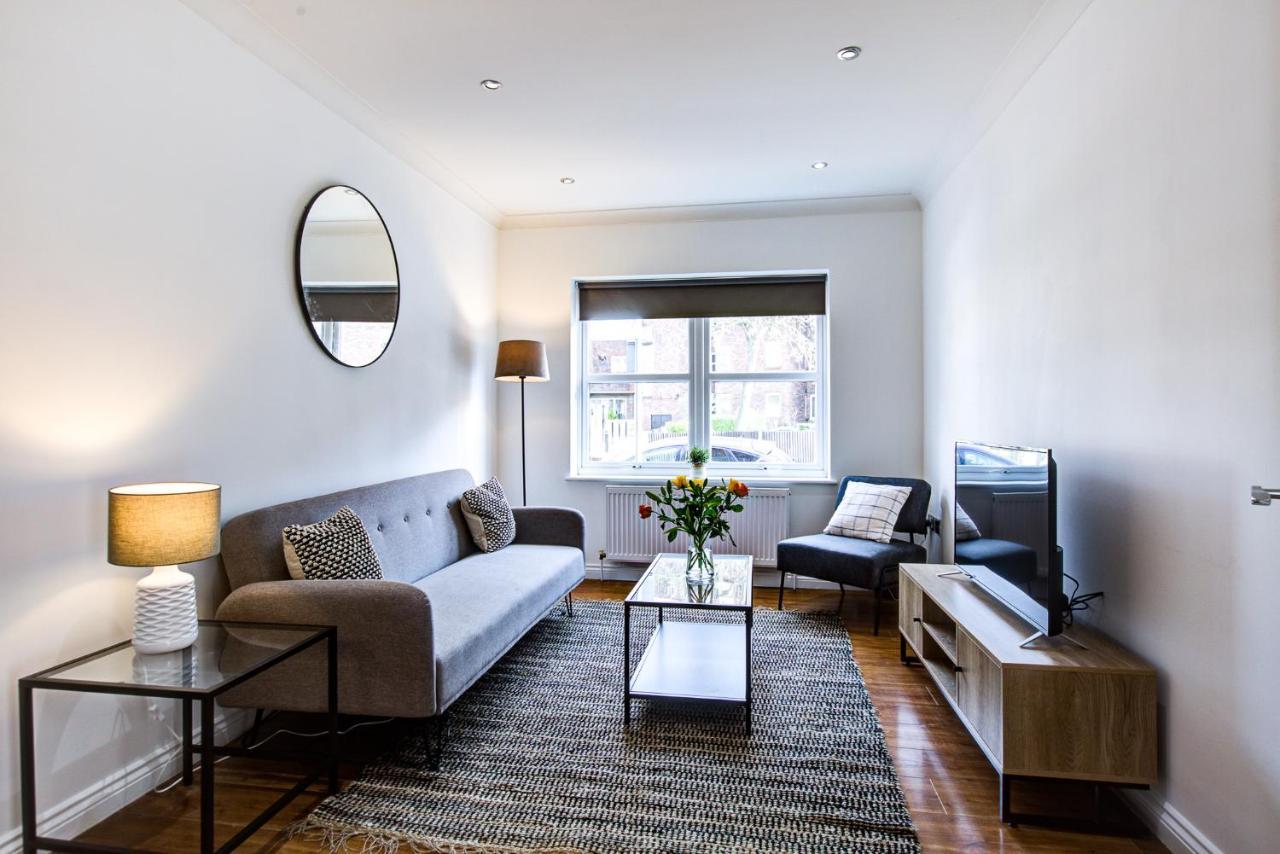 Stylish Two Bedroom Apartment With Free Parking! Romford Exterior foto