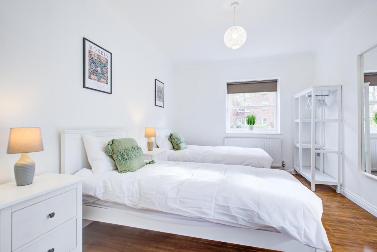 Stylish Two Bedroom Apartment With Free Parking! Romford Exterior foto