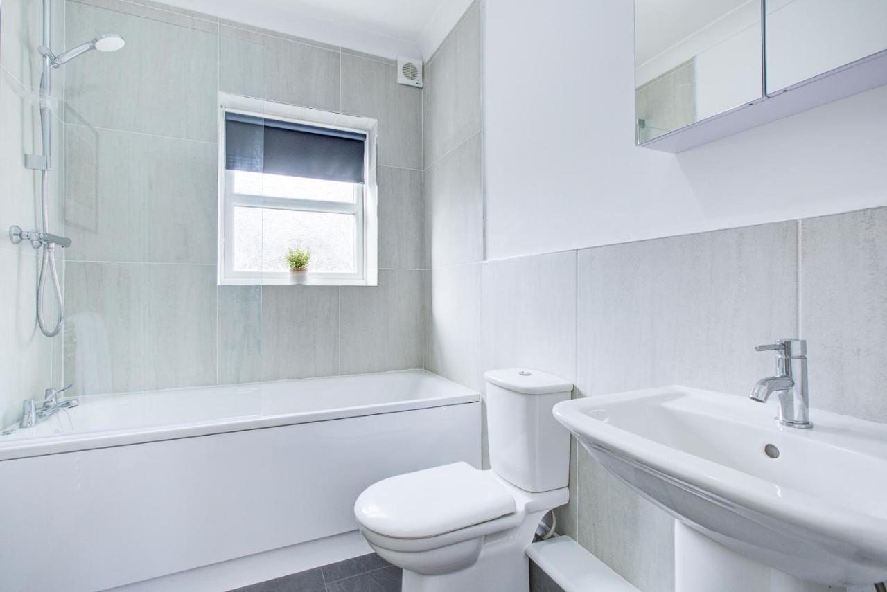 Stylish Two Bedroom Apartment With Free Parking! Romford Exterior foto