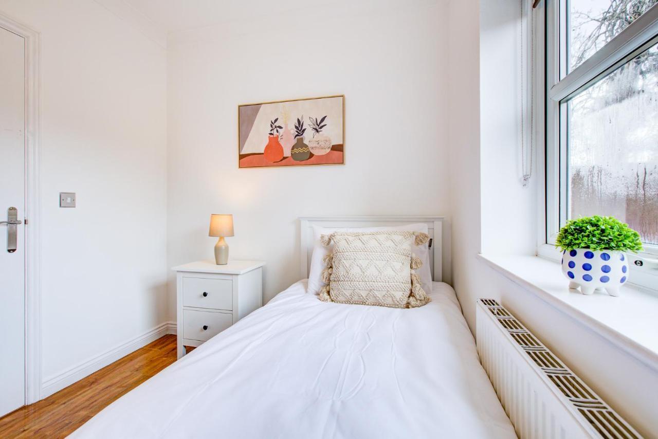 Stylish Two Bedroom Apartment With Free Parking! Romford Exterior foto
