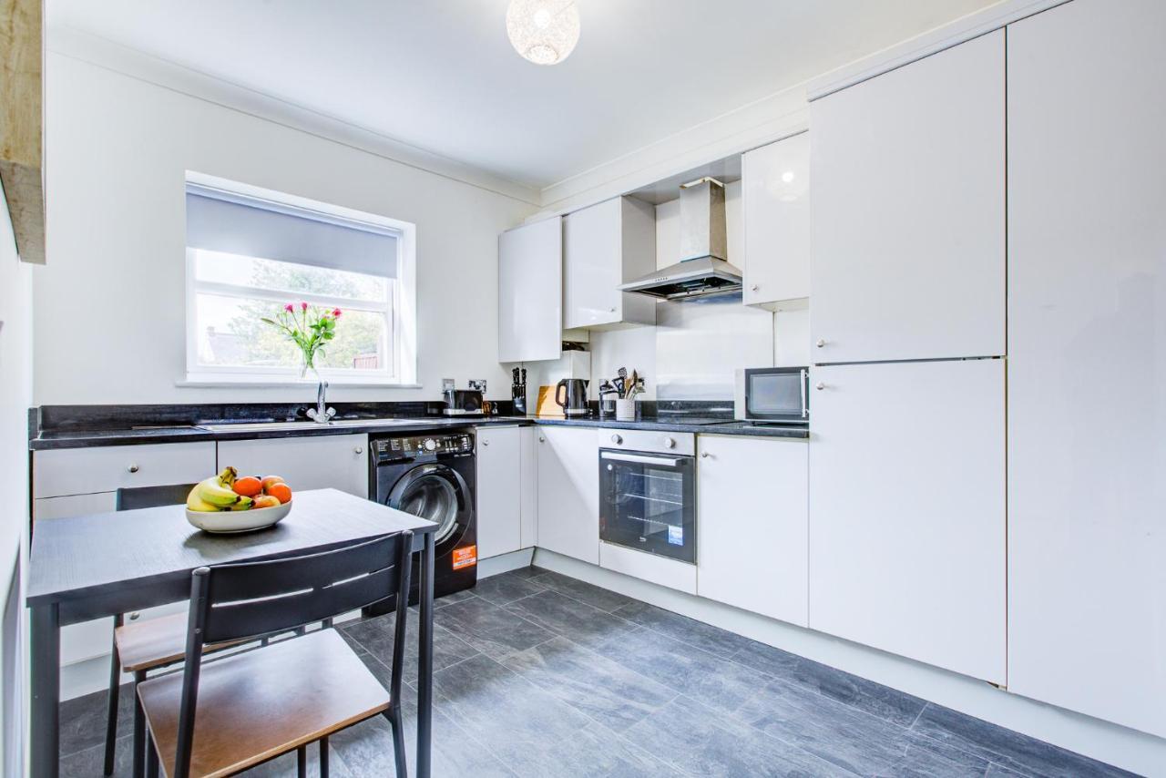 Stylish Two Bedroom Apartment With Free Parking! Romford Exterior foto