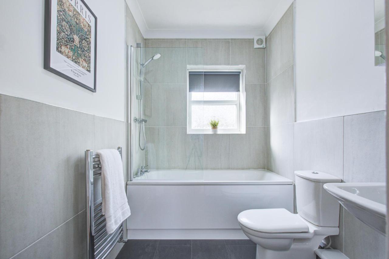 Stylish Two Bedroom Apartment With Free Parking! Romford Exterior foto